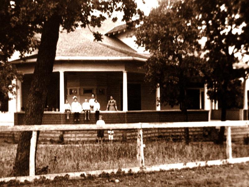 Fuchs kids at the Marble Falls town house, 1915